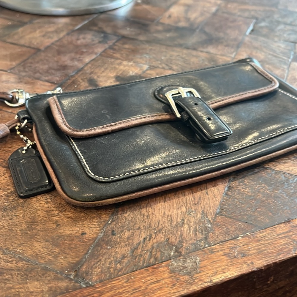 COACH Black leather Roomy Wristlet Purse. Not the tiny kind. - Picture 4 of 12
